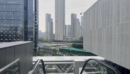 南京“曼哈顿”网红拍照机位爆火，工作人员：早上商场未营业就很多人来拍照