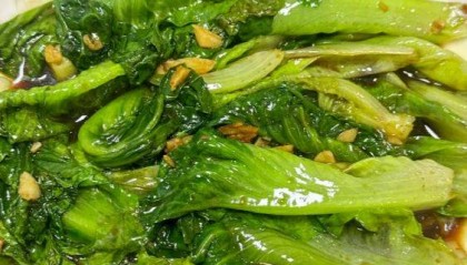 如何炒出一盘翠绿不出水的蒜蓉青菜