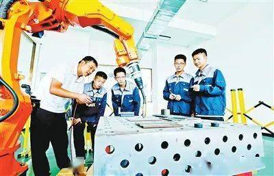 学过硬技能，铸大国重器！《人民日报》聚焦职业教育