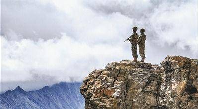 西藏军区某部昆木加哨所临退役老兵申请推迟离哨时间——帮带新兵，老兵再走巡逻路