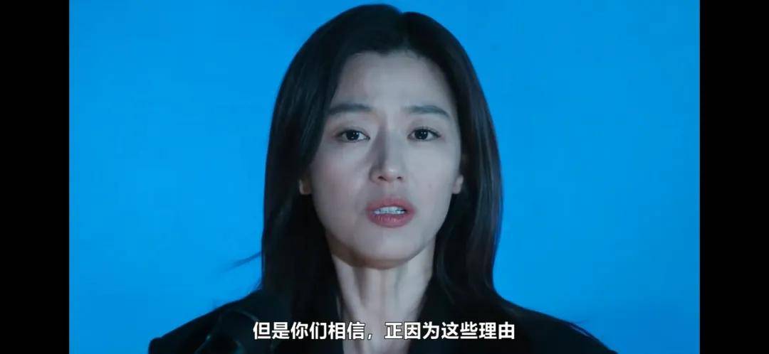 44岁要去“竞选总统”的全智贤，穿衣风格都变了！