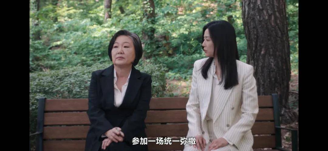 44岁要去“竞选总统”的全智贤，穿衣风格都变了！