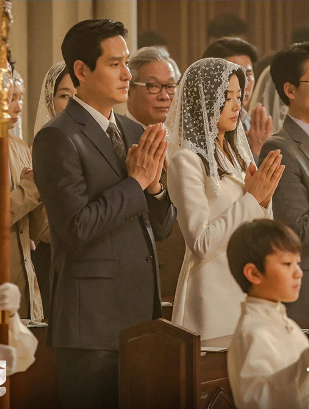 44岁要去“竞选总统”的全智贤，穿衣风格都变了！