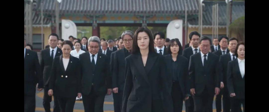 44岁要去“竞选总统”的全智贤，穿衣风格都变了！