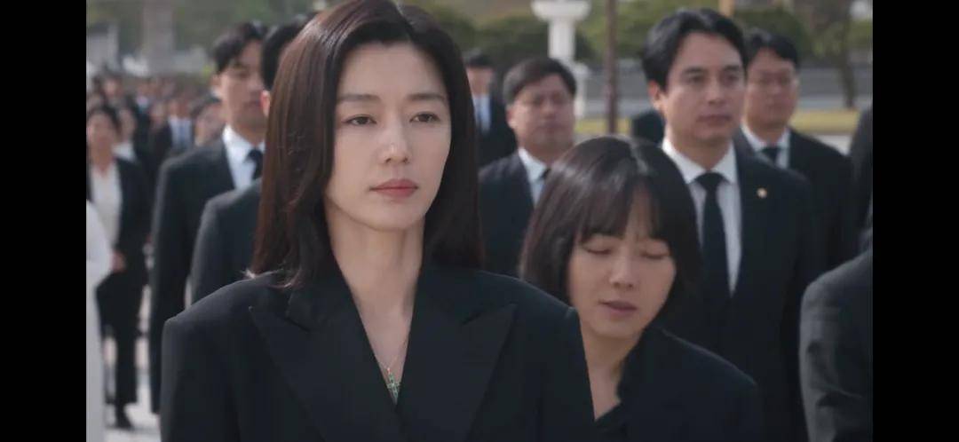 44岁要去“竞选总统”的全智贤，穿衣风格都变了！