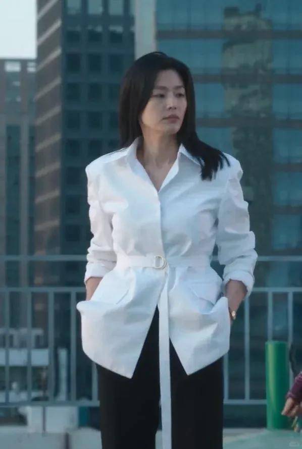 44岁要去“竞选总统”的全智贤，穿衣风格都变了！