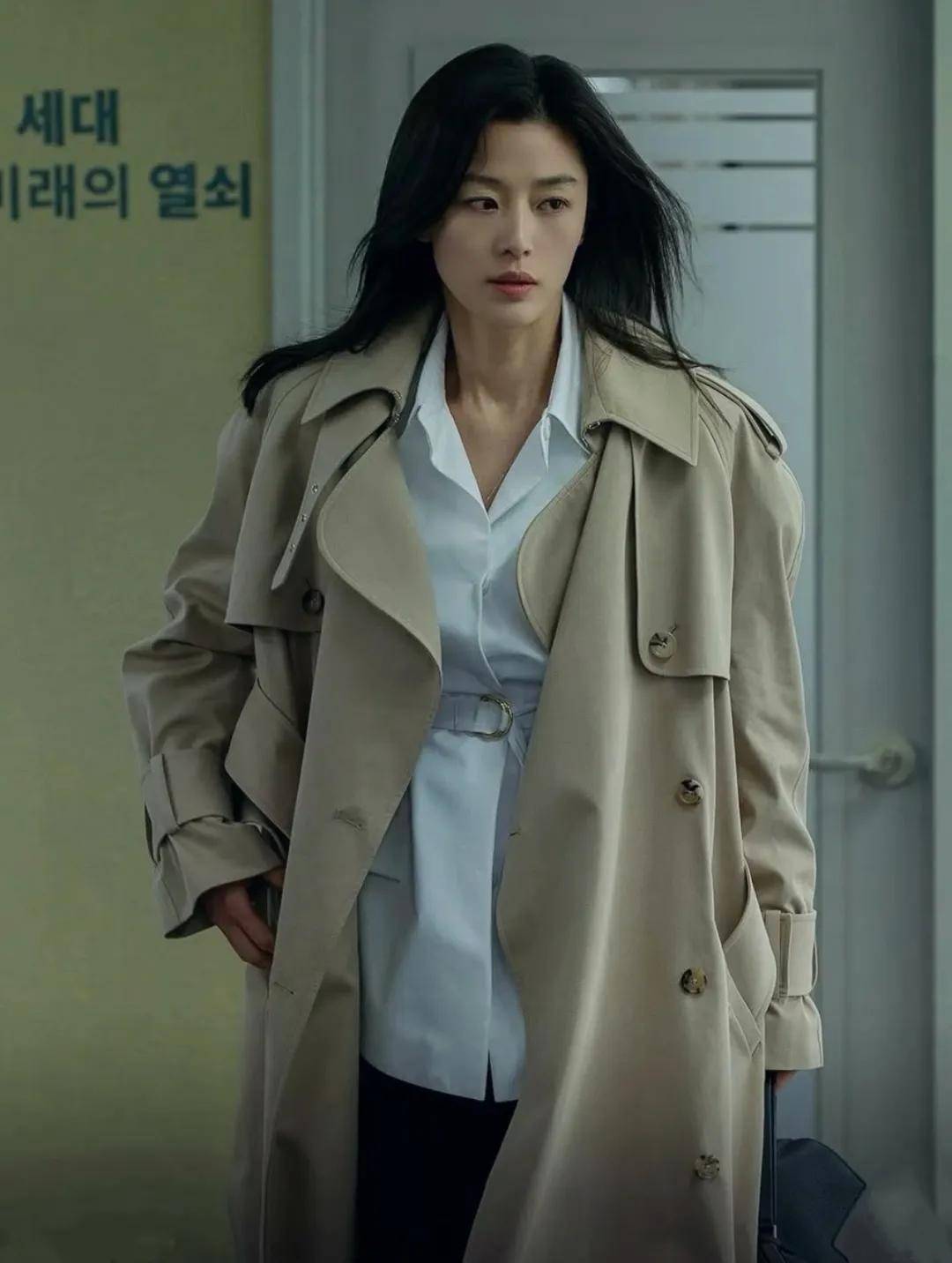 44岁要去“竞选总统”的全智贤，穿衣风格都变了！