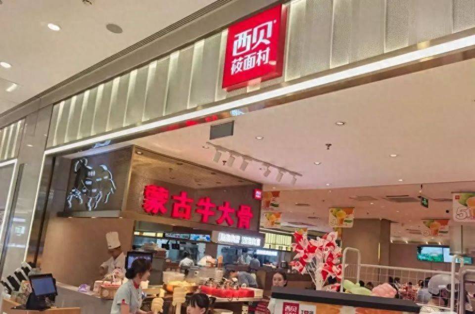 邻桌家长怒了！西贝一食客用公筷喂宠物狗，门店：丢弃涉事餐具、全面消杀