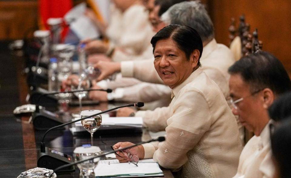 菲国内爆发动乱，民众抗议马科斯，军警出面镇压