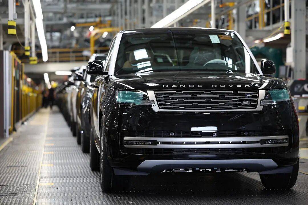 捷豹路虎遭受严重网络攻击，停产或将持续到11月，3.3万员工“被迫休假”，预计损失上亿英镑利润，黑客组织“分散蜘蛛”宣称负责