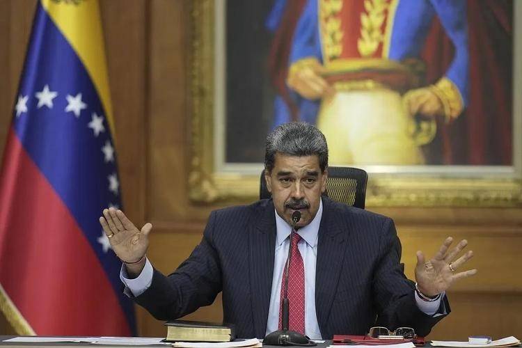 美大军压境，委内瑞拉升起五星红旗，叫中国兄弟，中方收到求援信号！