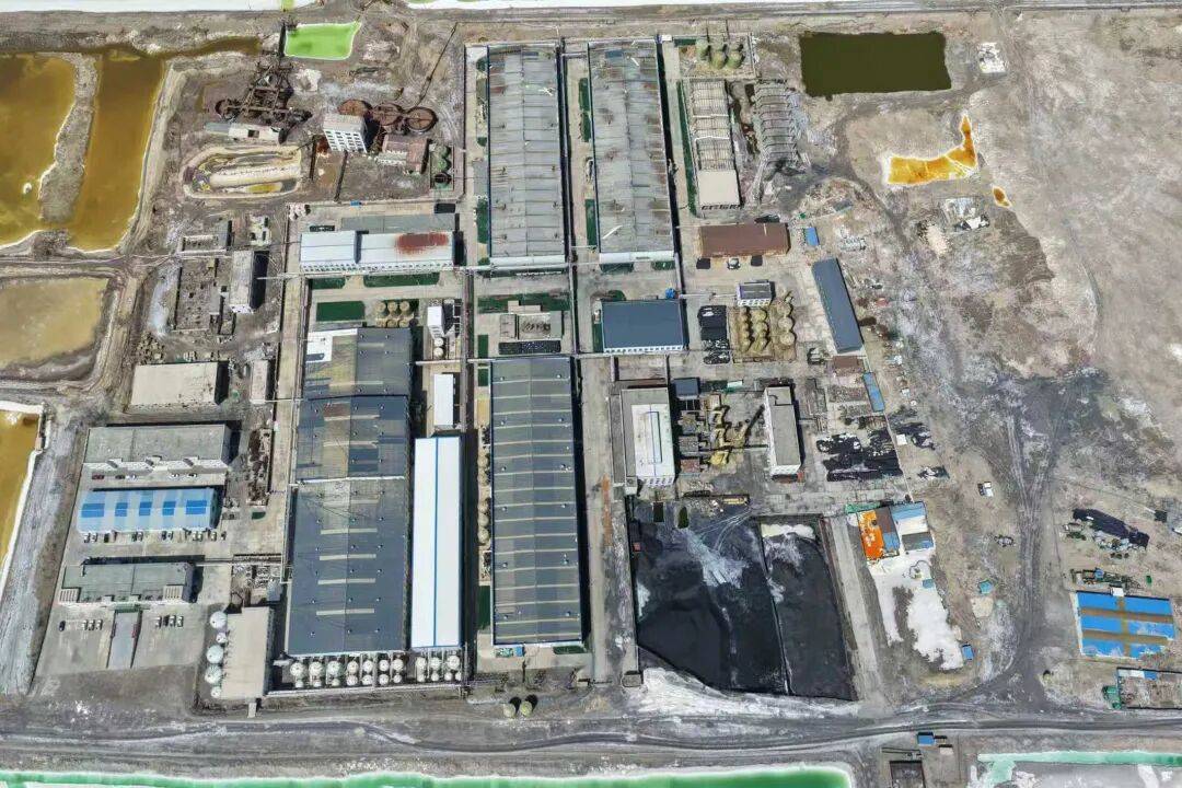 无视中央环保督察，青海一“矿霸”非法填埋大量工业危险废物，约2000亩水域90%已经消失