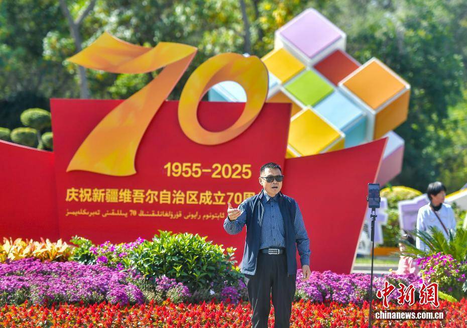 乌鲁木齐街头装扮一新迎接新疆维吾尔自治区成立70周年