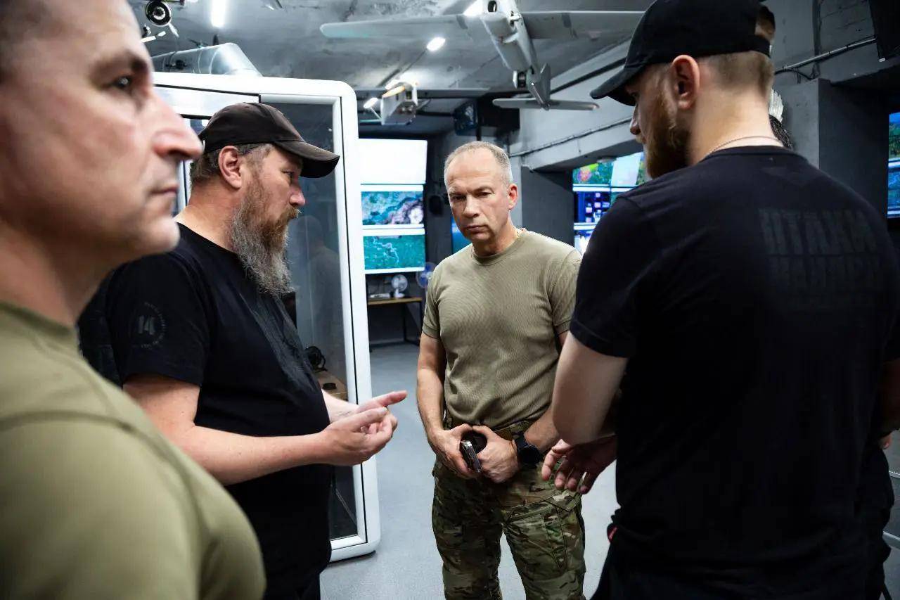 俄军终于开炸铁路枢纽，炸嗨了，多轮炸弹雨砸下，乌克兰扛不住了