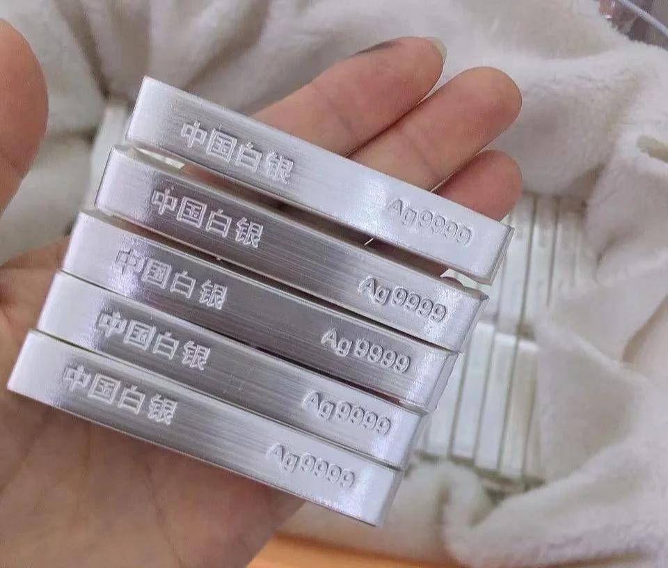 白银暴涨14年新高！普通人如何用“黄金+白银”对冲通胀？