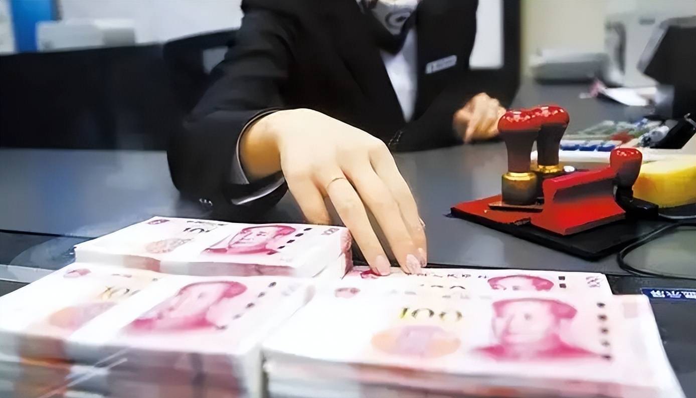 2013年浙江一大妈发现银行漏洞，一个月盗走银行5个亿，结局如何