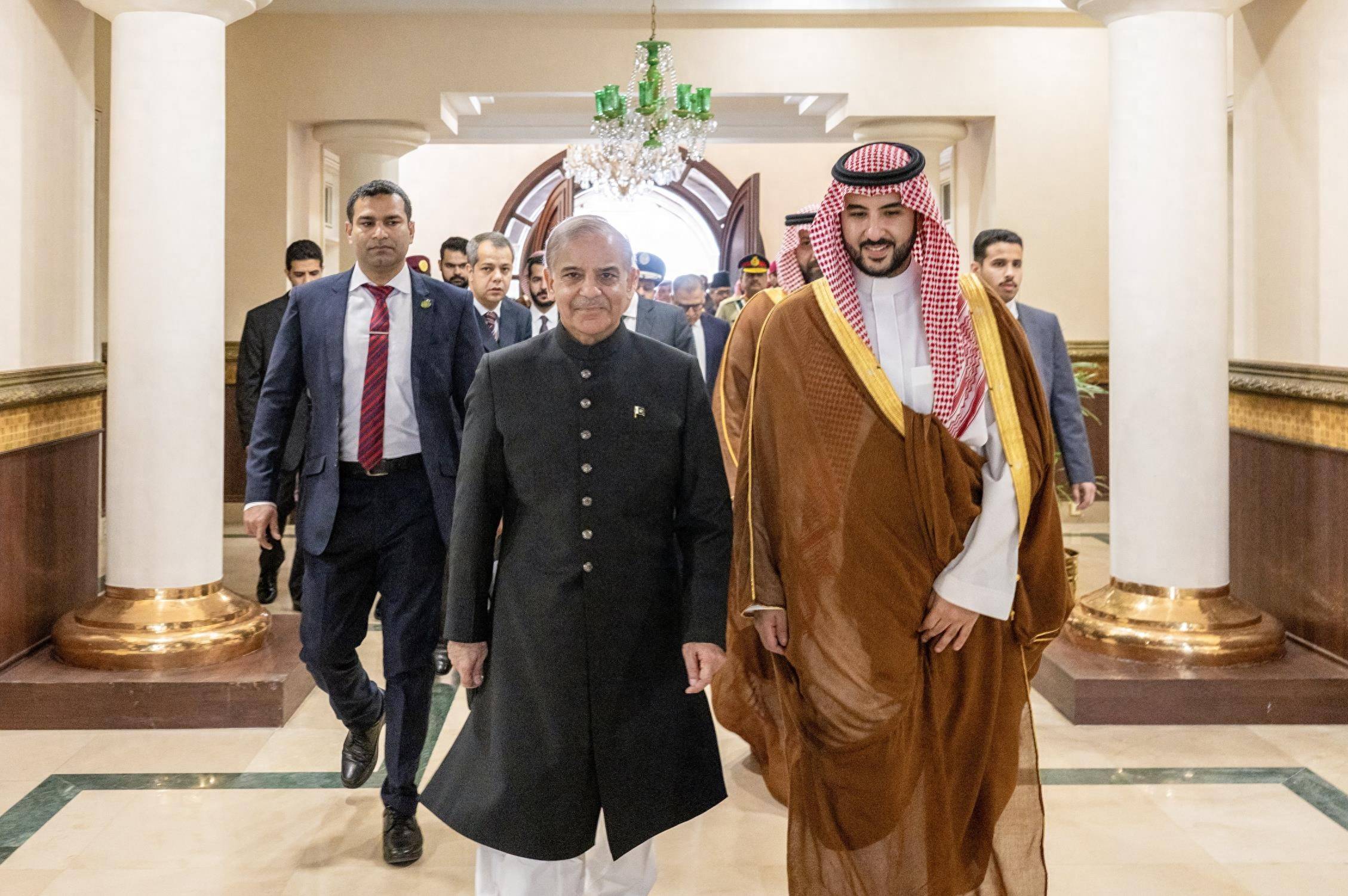 人民币国际化加速：从中东到铁矿石，中国如何拆解美元霸权？