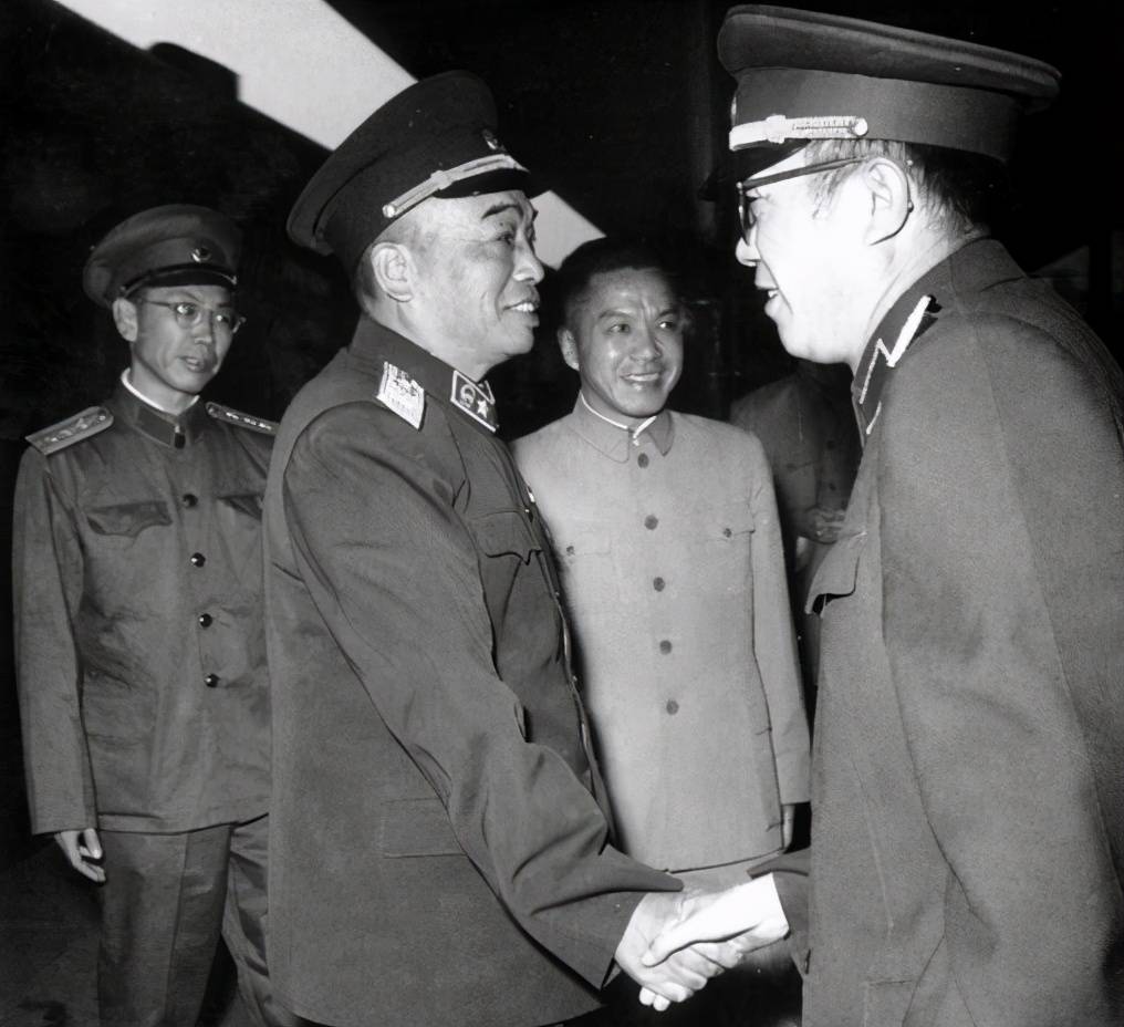 高某抄过黄克诚的家，黄克诚平反后，如何处置他